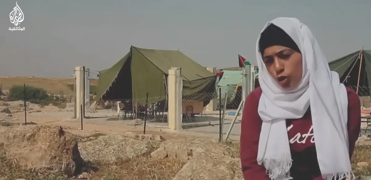 (شاهد) خشية سرقتها على يد الاحتلال.. طلاب في جنوب الخليل يُخفون كراسيهم قبل مغادرة المدرسة