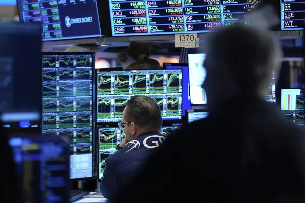 تراجع صناديق الأسهم العالمية وسط مخاوف من تضخم تقييمات التكنولوجيا