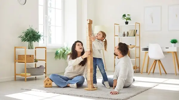 اليوم.. لماذا يسعى الآباء إلى جعل غرفة المعيشة مركز حياتهم الأسرية؟