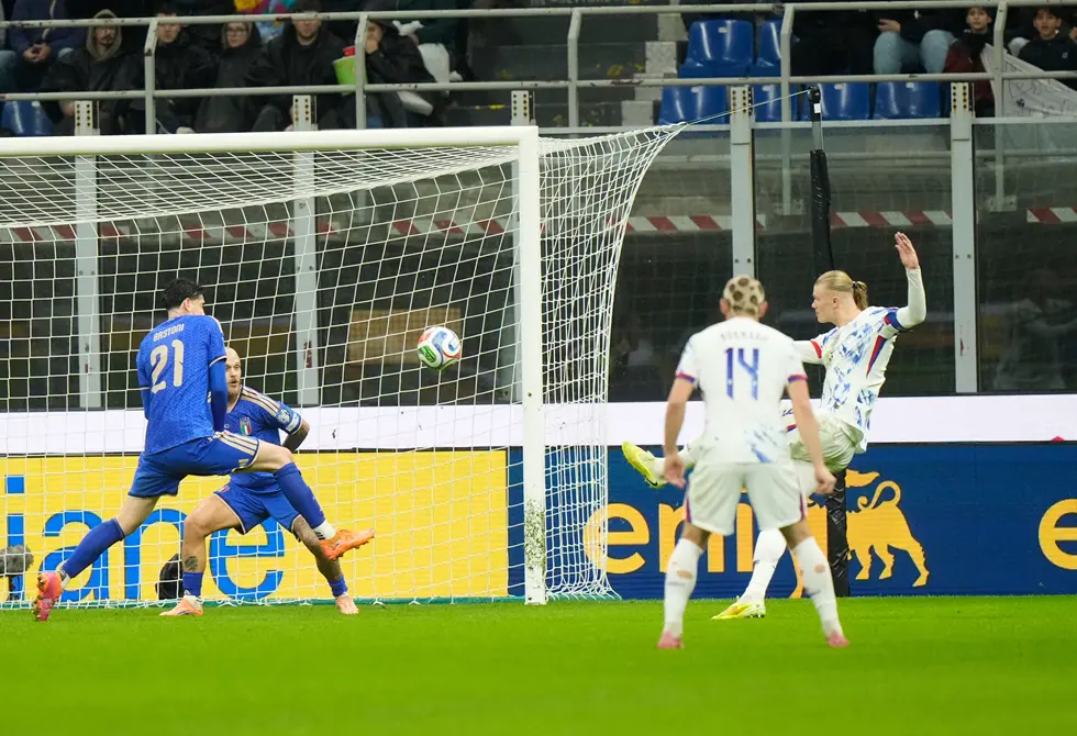 هالاند يقود النرويج إلى كأس العالم بفوز عريض على إيطاليا في ميلانو