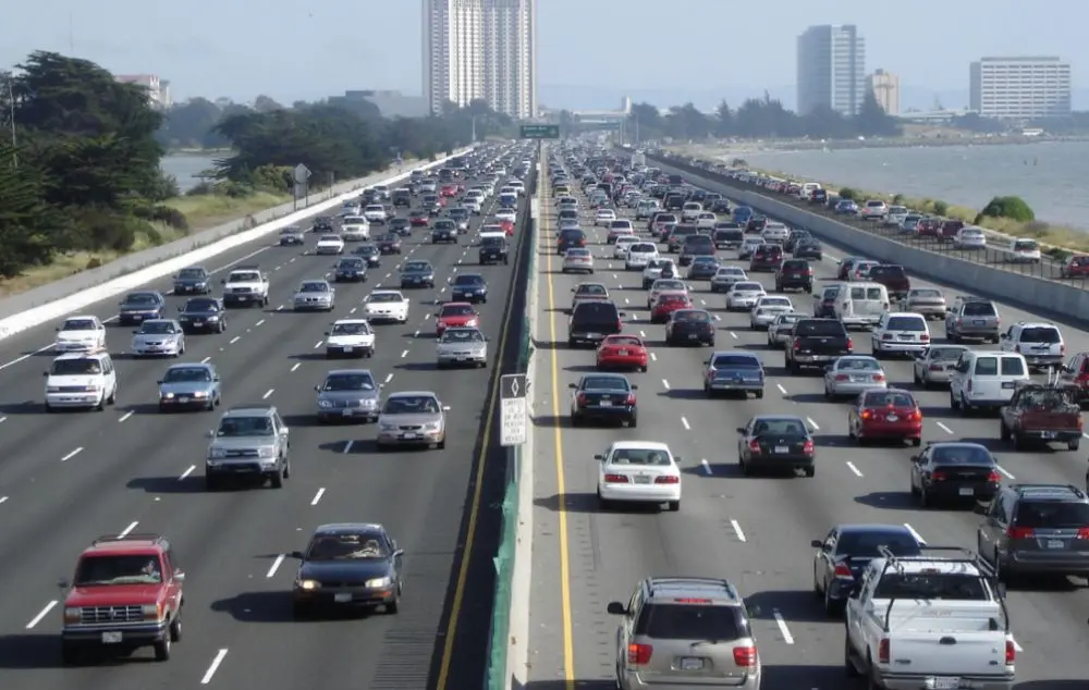 غرامة مخالفة عدم الالتزام بالمسارات المحددة بالطريق 500 ريال