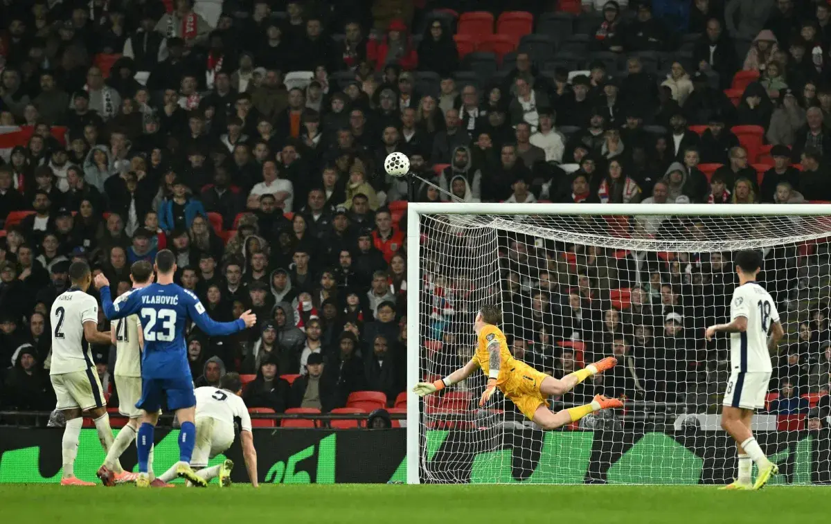 من بيكفورد إلى تروسارد... متميزون يستحقون التقدير بالدوري الإنجليزي