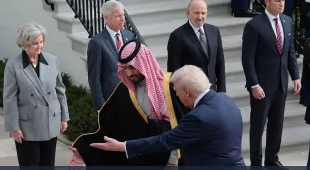 ولي العهد يصل إلى البيت الأبيض وفي مقدمة مستقبليه الرئيس الأمريكي