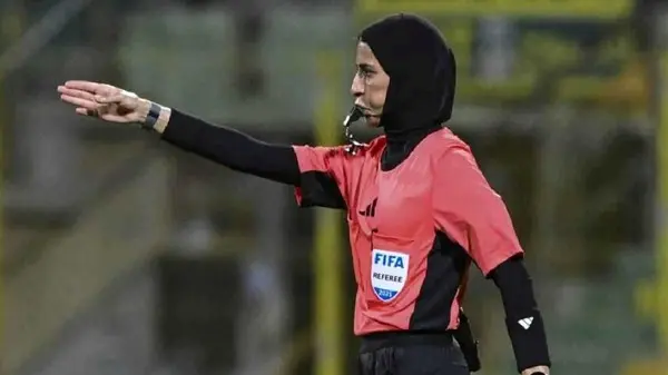 روضة المنصوري.. أول إماراتية تقود مباراة دولية للرجال