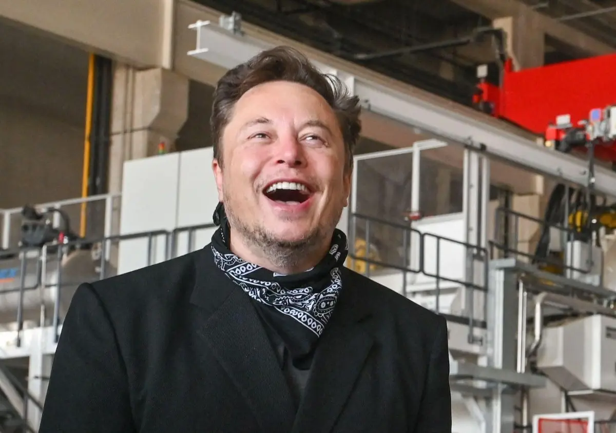 إيلون ماسك يعرض على آبل تحديث Siri باستخدام ذكاء Grok… هل نشهد تعاونًا مفاجئًا؟