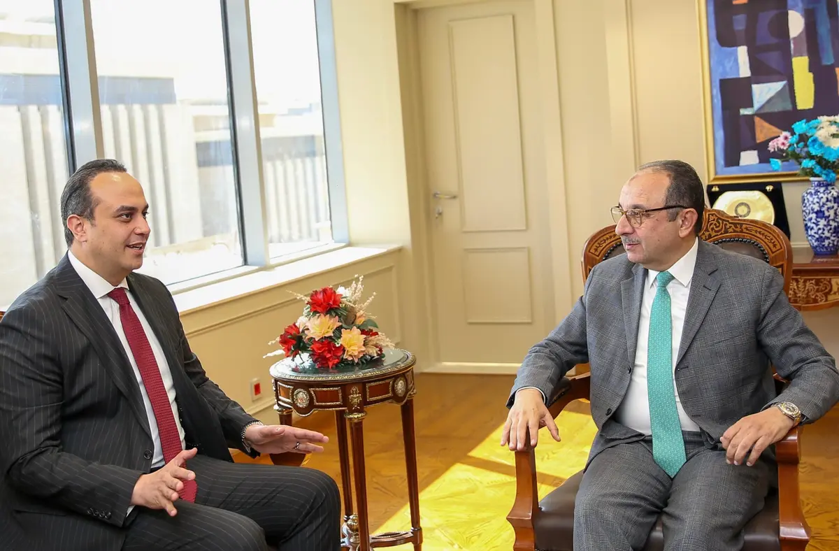 وزير قطاع الأعمال و الرعاية الصحية يبحثان تعزيز التعاون لدعم الصناعة الوطنية