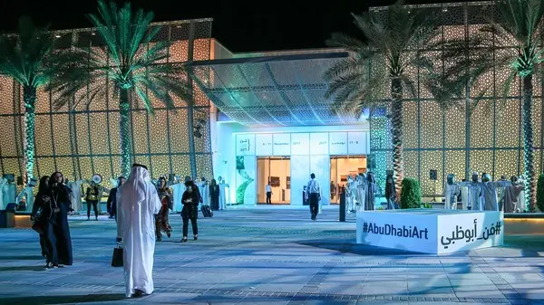 «فن أبوظبي 2025».. منصة للحوار بين الهجرة والذاكرة والهوية البصرية