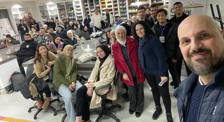 عمر العبداللات - فنان كاريكاتير أردني يحوّل الرسم إلى لغة عالمية للأمل والإنسانية