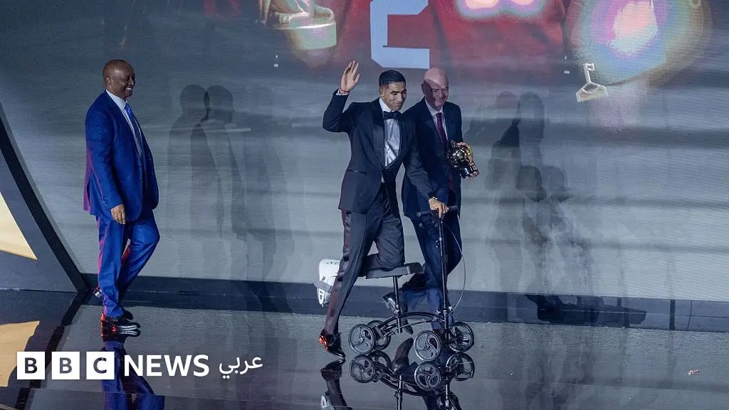 "أشرف حكيمي: أفضل لاعب في أفريقيا يتسلم جائزته على "السكوتر