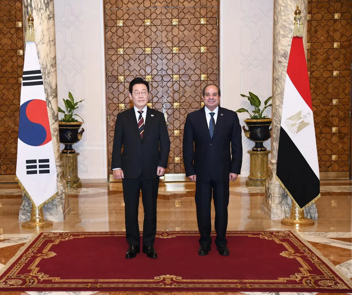 الرئيس السيسي يدعو كوريا الجنوبية لتعزيز استثماراتها في تصنيع السيارات والبتروكيماويات