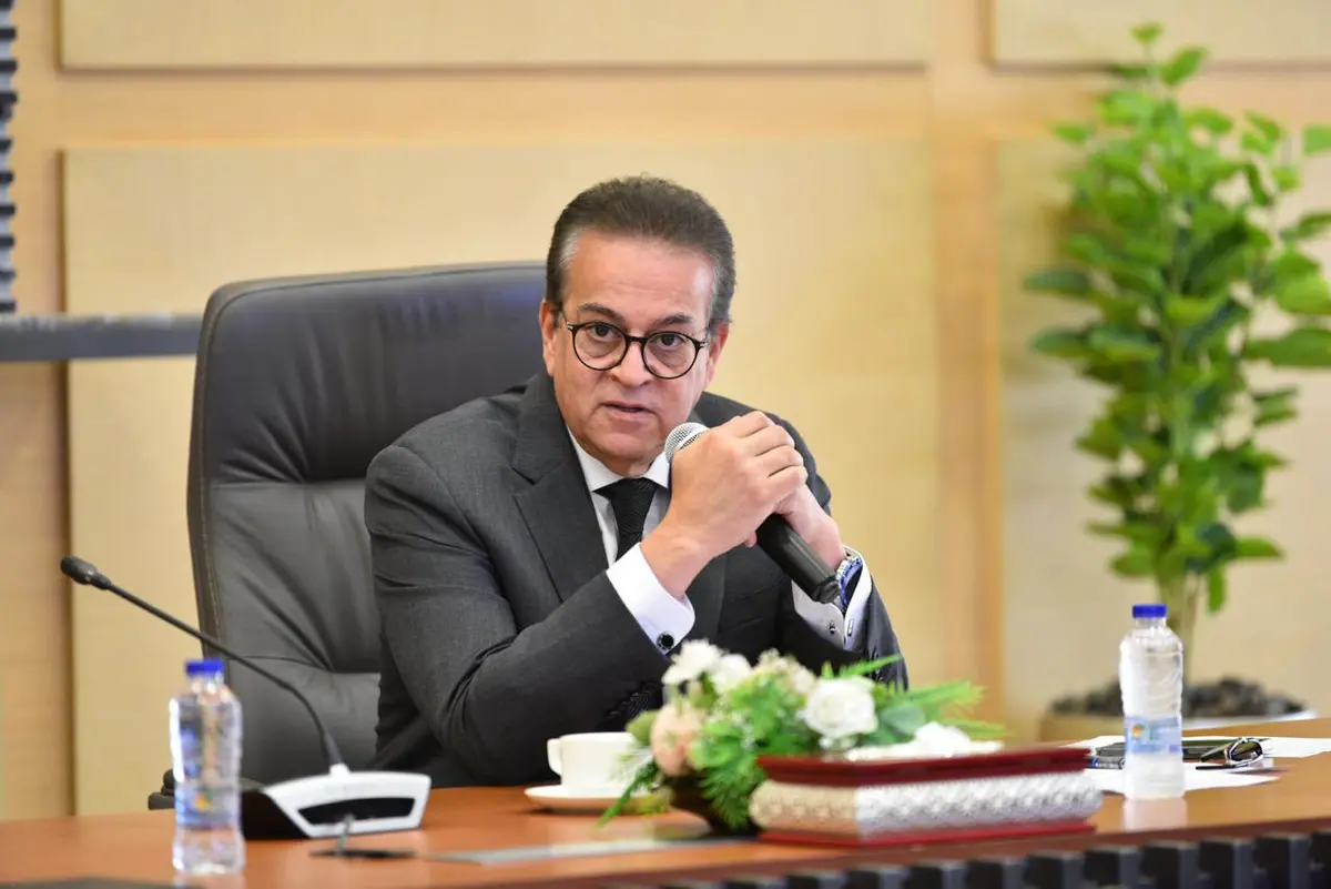 نائب رئيس الوزراء وزير الصحة يتلقى تقريرًا ميدانيًا عن 46 مشروعًا صحيًا في 11 محافظة