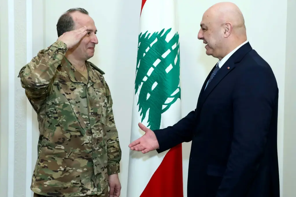 قائد الجيش اللبناني يؤكد أن بلاده تمر بمرحلة مصيرية وصعبة
