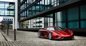 خلاف علني بين جامع سيارات وكونيجسيج يثير الجدل