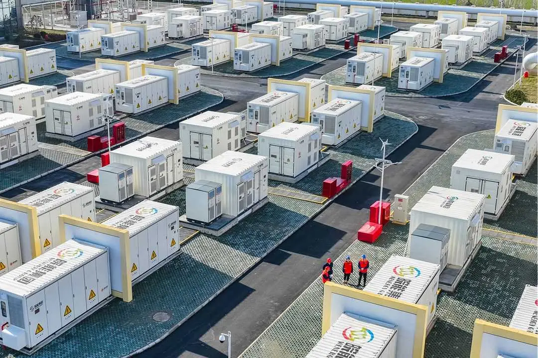 استثمارات بطاريات تخزين الكهرباء تقفز 73%.. وهؤلاء الـ3 الكبار - الطاقة