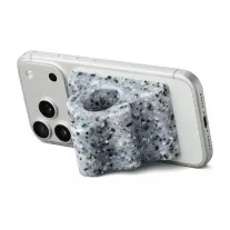 أبل تطلق إصدارًا محدودًا من MagSafe غريب خاص لمقبض آيفون مصمّم لدعم ذوي الاحتياجات الخاصة