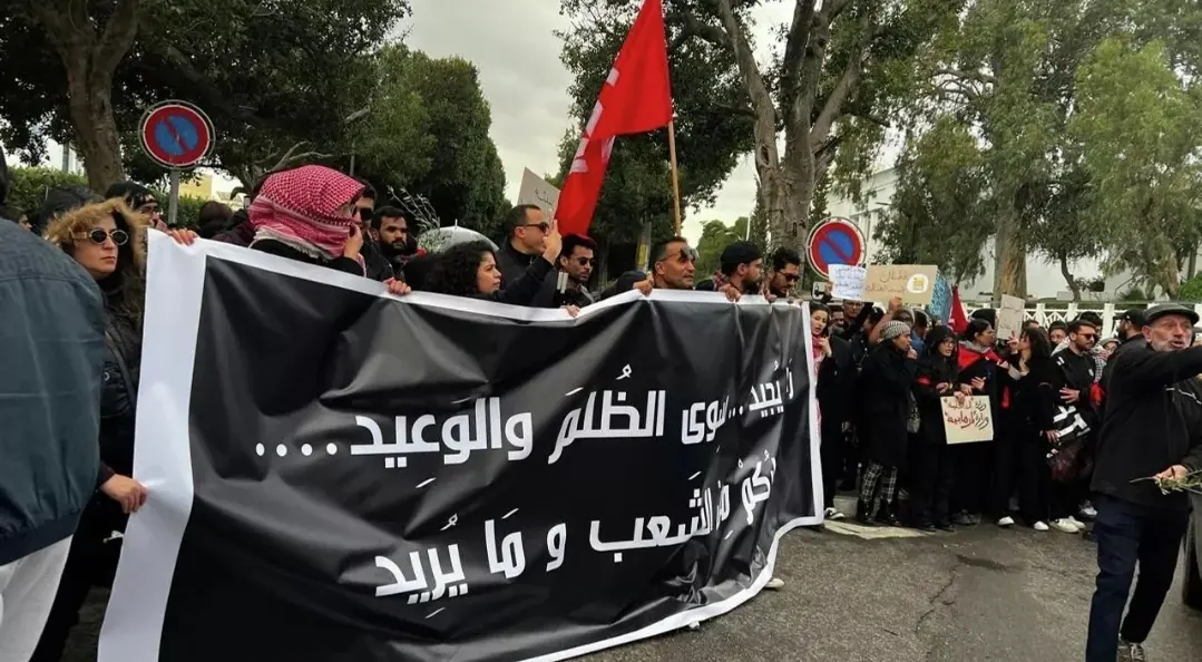 بملابس سوداء.. تونسيون يخرجون في مسيرة رفضا للتضييق على الحريات وللمطالبة بإصلاحات