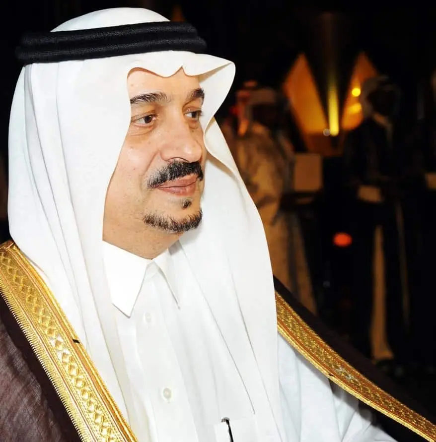 أمير منطقة الرياض يقدم التعازي لعائلة العبيكان ويبرز دورها الاقتصادي