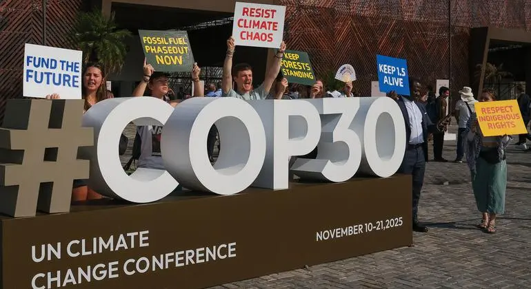 مؤتمر المناخ يعزز التمويل ويتعهد بالتخطيط للتحول بعيدا عن الوقود الأحفوري