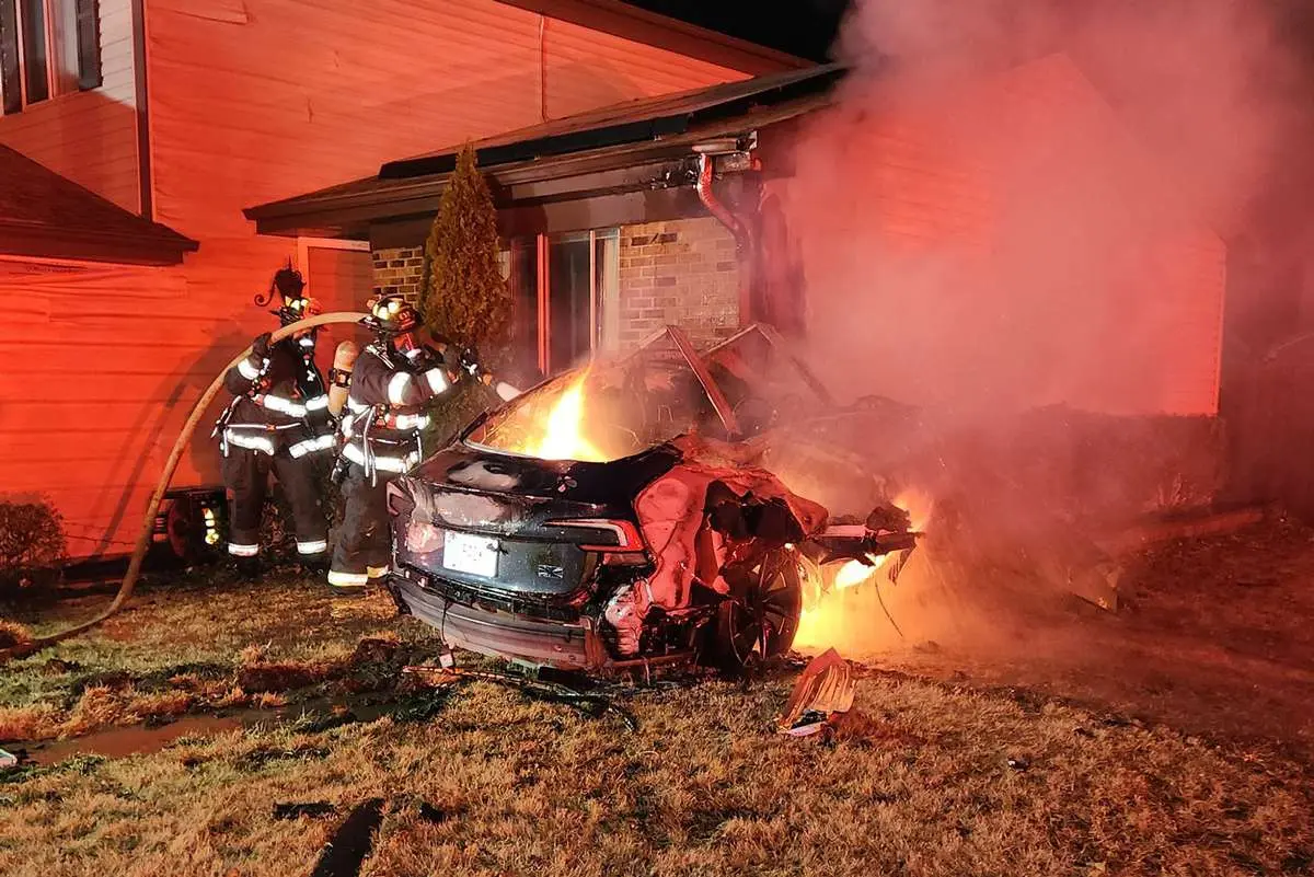 سيارات تيسلا ذاتية القيادة.. حادث مُميت يهز الثقة بمعايير السلامة - الطاقة