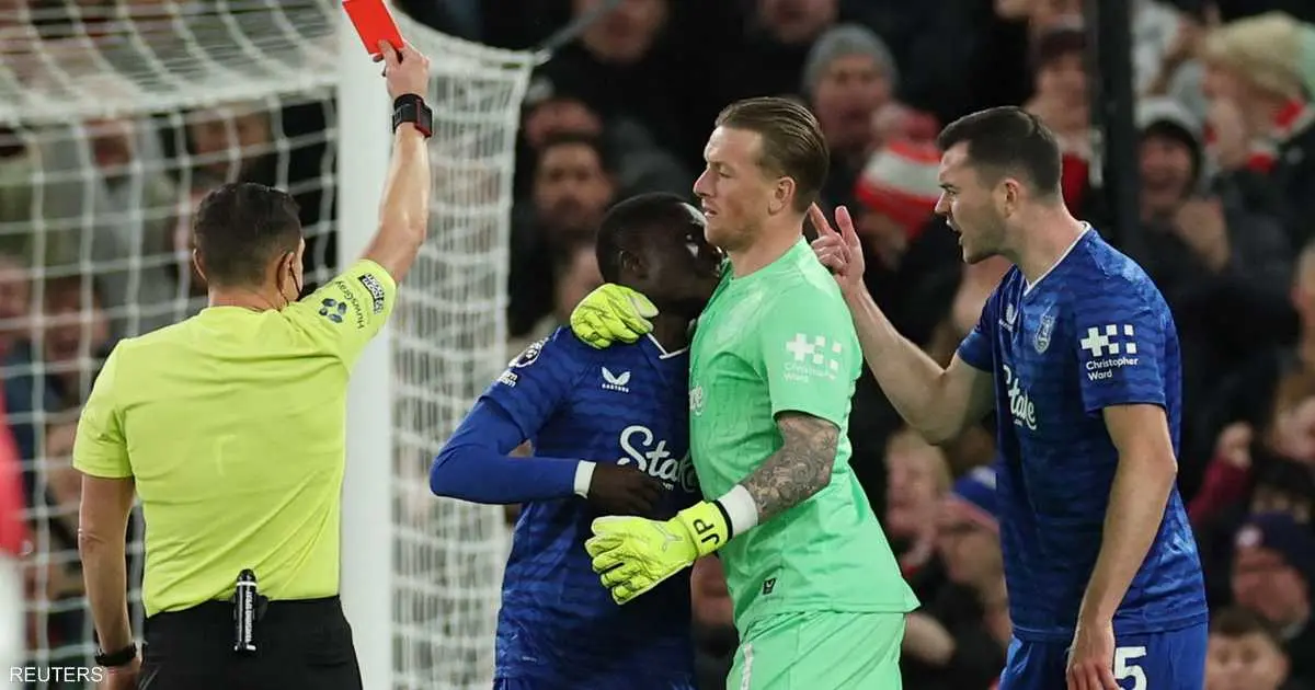 حادثة غريبة في الدوري الإنجليزي.. طرد لاعب لاشتباكه مع زميله