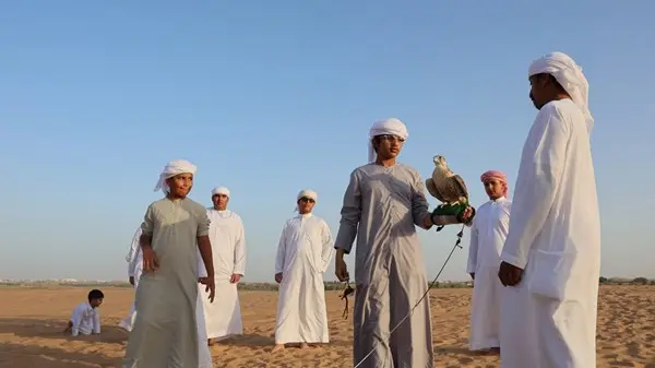 «مدرسة محمد بن زايد في أبوظبي».. جيل عاشر يتعلم الصقارة وفراسة الصحراء