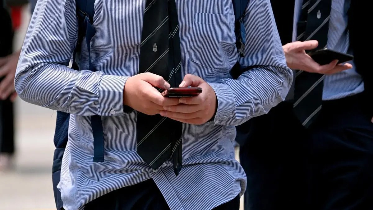 جهود دولية متزايدة لتقييد استخدام القاصرين لمنصات التواصل وحمايتهم من المخاطر الرقمية