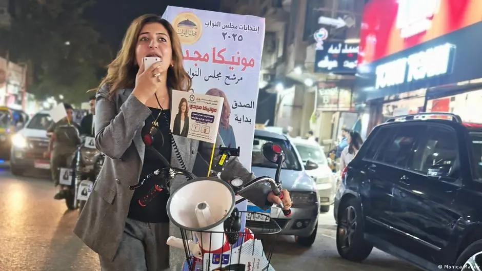 مصر ـ مرشحة تجوب شوارع القاهرة بدراجة وتتحول لـ"ترند"