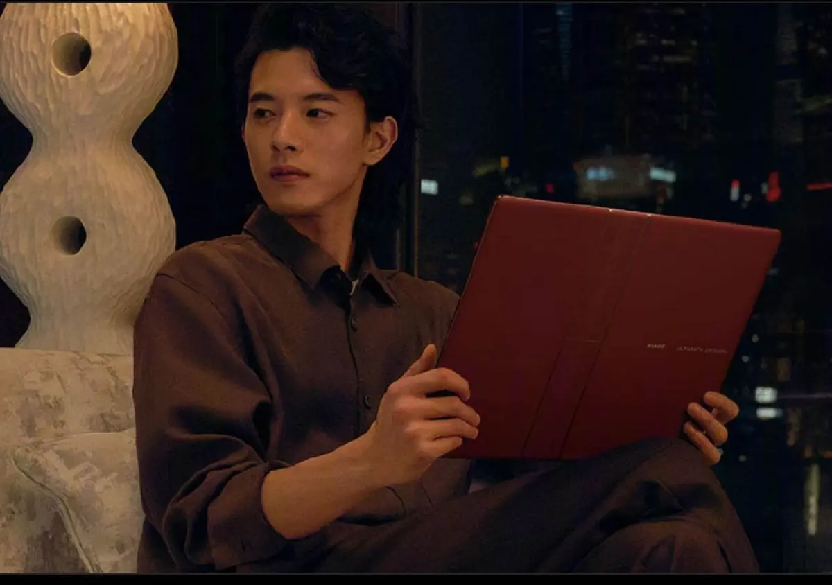 هواوي تطلق إصدار اللون الأحمر الفاخر من MateBook Fold PC