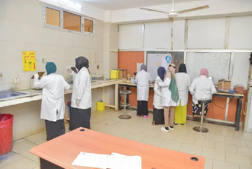 أطباء وممرضون سودانيون يواجهون الموت لإنقاذ مصابي الحرب