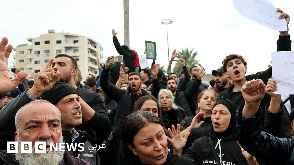 مظاهرات الساحل: أعمال عنف في حمص وعلويون في اللاذقية يطالبون بـ"الحماية"، ماذا يحدث في سوريا؟
