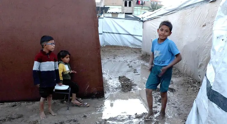 غزة في مواجهة الشتاء: خيام غارقة ومعاناة متفاقمة للنازحين وسط نقص المساعدات