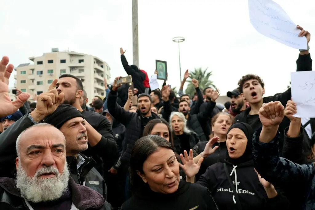 الآلاف يتظاهرون في سوريا احتجاجا على اعتداءات طالت الأقلية العلوية