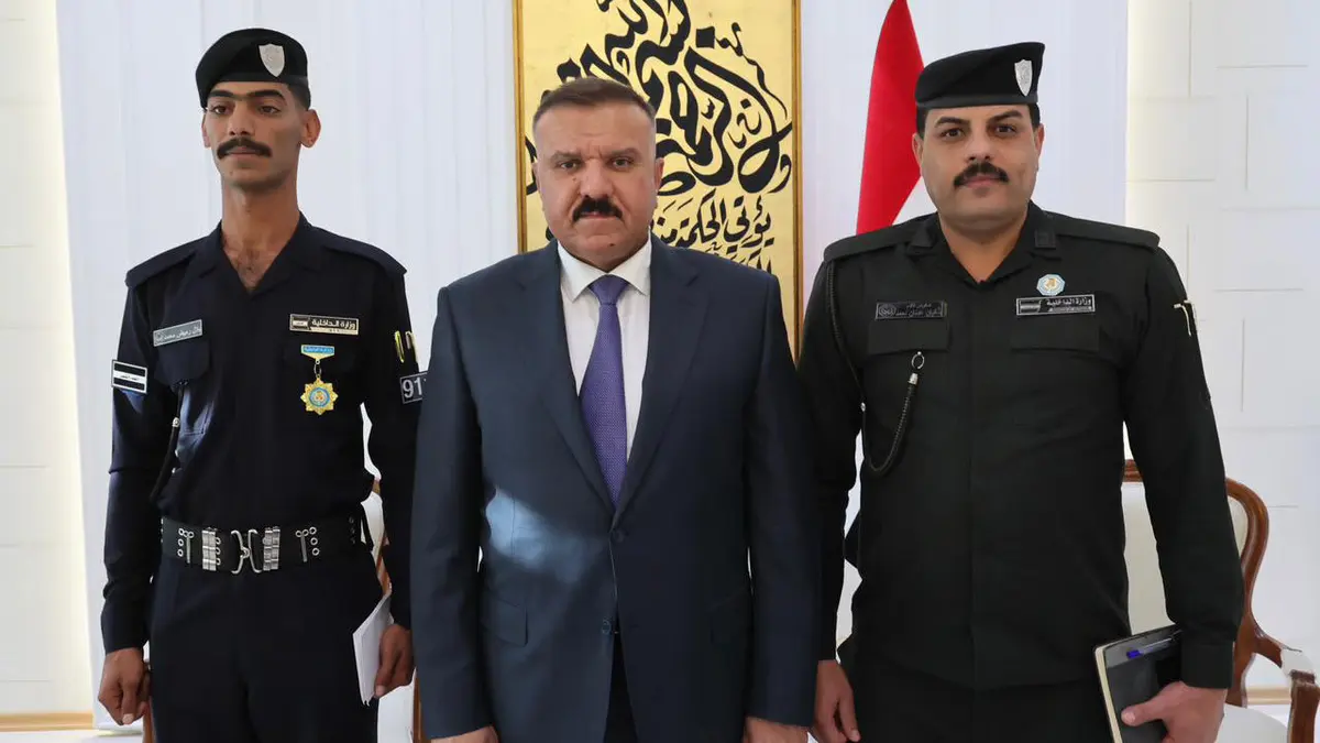 العراق.. وزير الداخلية يكرم شرطيا أمسك بحيوان مفترس