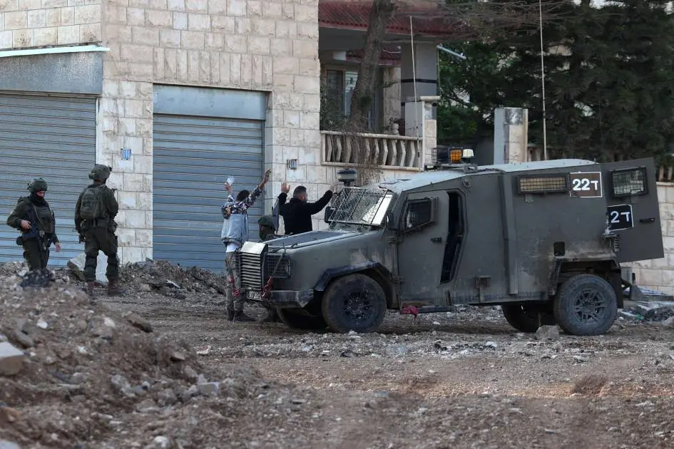 الجيش الإسرائيلي يطلق النار على رجلين بعد استسلامهما في الضفة الغربي