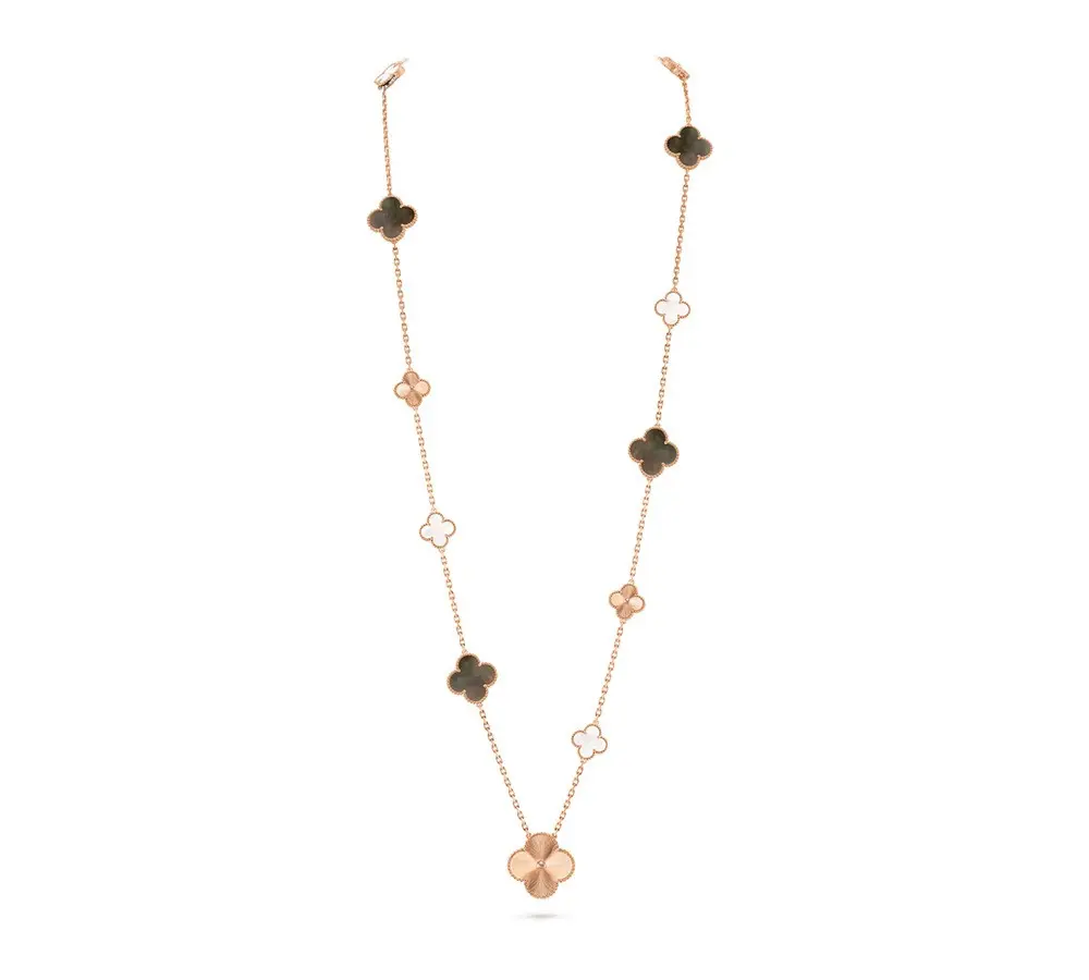 أي قطعة مجوهرات تعكس أسلوبكِ للإحتفال بأعياد نهاية العام؟