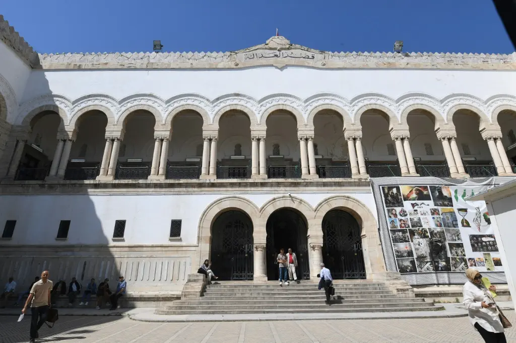 استئناف محاكمة عشرات المعارضين التونسيين بتهمة "التآمر على أمن الدولة"