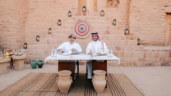 عبق التاريخ يلتقي الفخامة.. «أمواج» تُحيي أسطورة اللبان على «طريق البخور» في العُلا