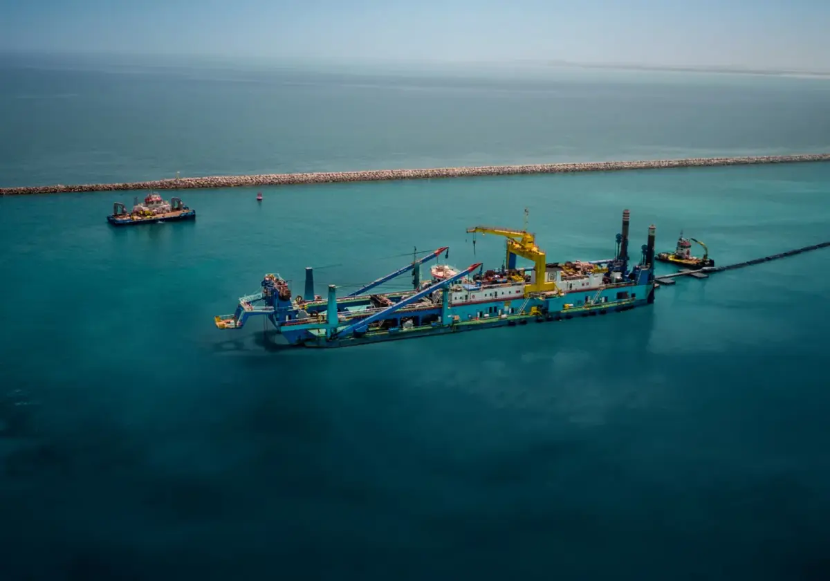 صفقة الجرافات البحرية تدعم موانئ أبوظبي بـ436 مليون دولار - الطاقة