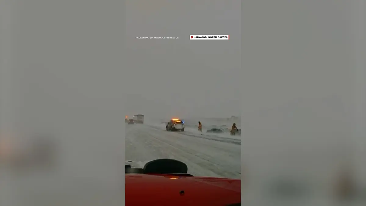 فيديو يوثق لحظة نجاة شرطي من شاحنة خارجة عن السيطرة على طريق ثلجي