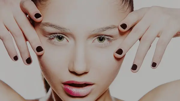 «أظافر القهوة».. «ترند» يسيطر على إطلالات الخريف