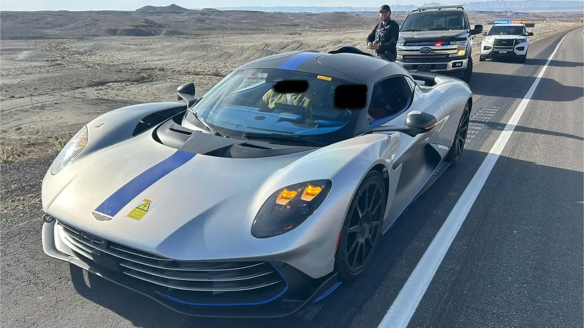 حجز نموذج أولي من سيارة أستون مارتن فالهالا بتهمة القيادة المتهورة