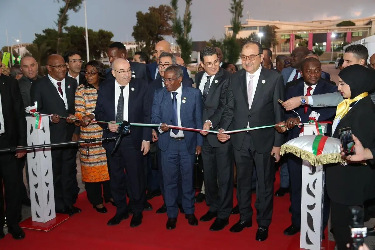 وزير قطاع الأعمال يشهد افتتاح المعرض المصاحب للمؤتمر الوزاري الأفريقي لإنتاج الأدوية بالجزائر