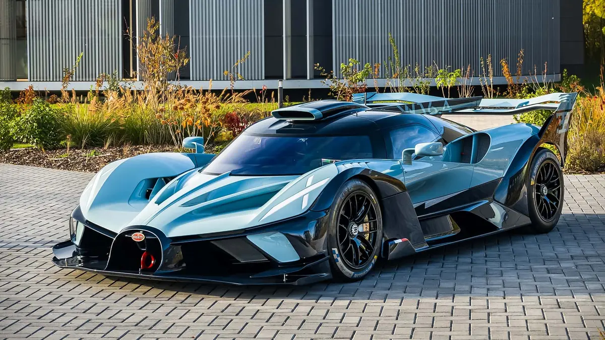 بوجاتي تودع موديل بولايد بمحرك W16 وتسلم آخر نسخة للعميل