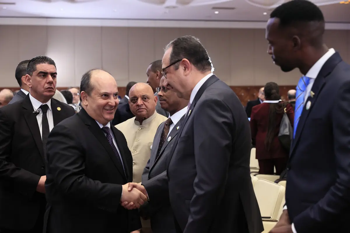 وزير قطاع الأعمال العام يبحث التعاون الدوائي مع الوزير الأول الجزائري على هامش المؤتمر الأفريقي