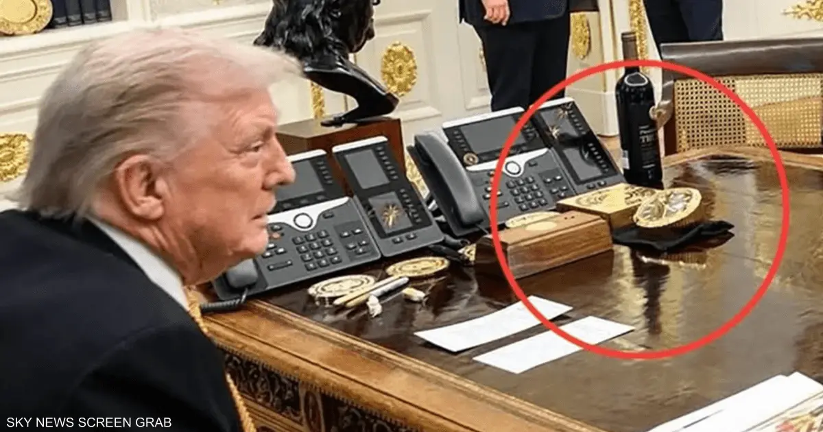 ساعة ذهبية على مكتب ترامب تثير الجدل.. من قدّم الهدية؟