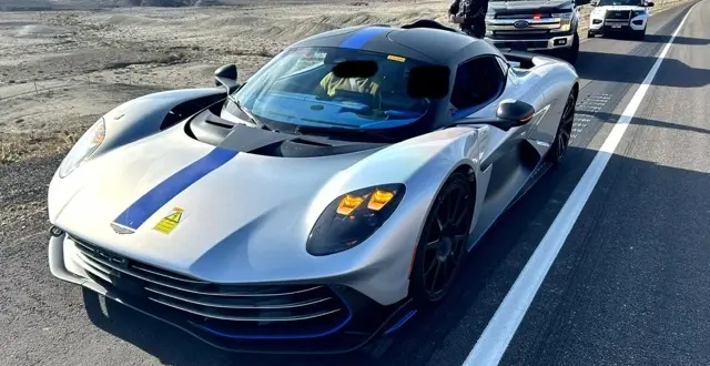 الشرطة الأمريكية توقف أستون مارتن فالهالا اختبارية قيمتها تتجاوز مليون دولار بعد رصدها على الطريق السريع