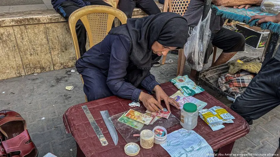 سيدة غزاوية تعيد للنقود الورقية التالفة قيمتها المفقودة