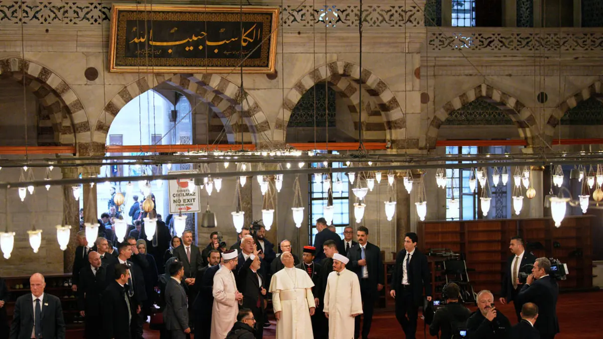 بابا الفاتيكان يزور مسجد السلطان أحمد في إسطنبول ويخلع حذاءه تعبيرا عن احترامه