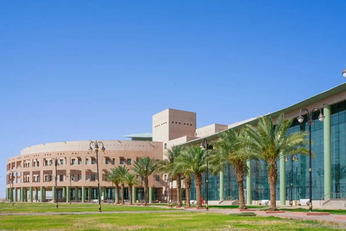 جامعة الحدود الشمالية تفتح باب القبول في 13 برنامجًا للدراسات العليا