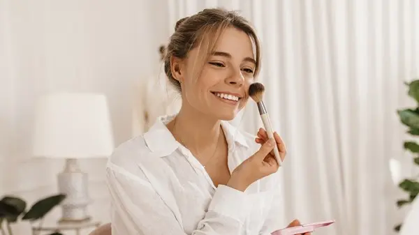 6 من أفضل أحمر خدود للبشرة الناضجة.. وفق خبراء التجميل